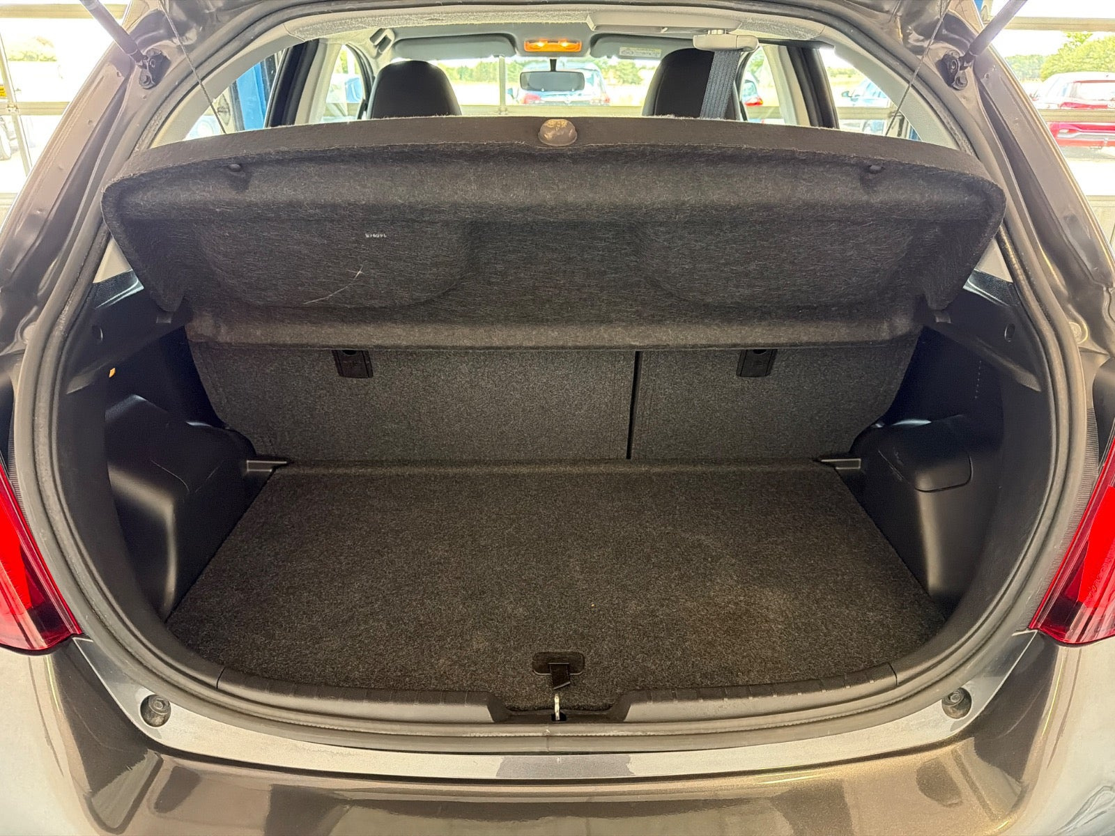 Grå Toyota Yaris fra 2015
