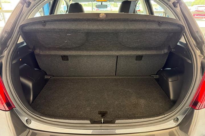 Grå Toyota Yaris fra 2015