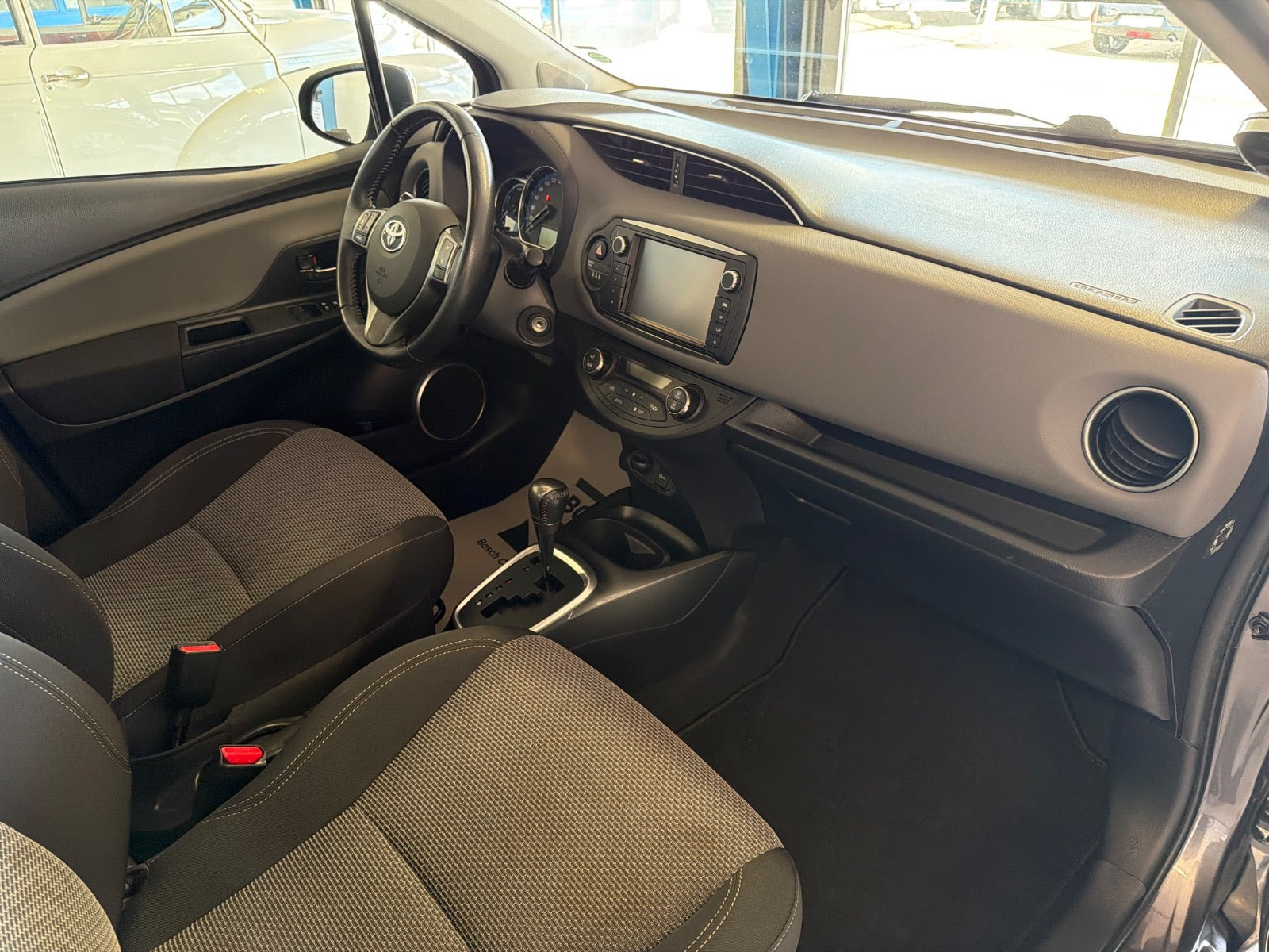Grå Toyota Yaris fra 2015
