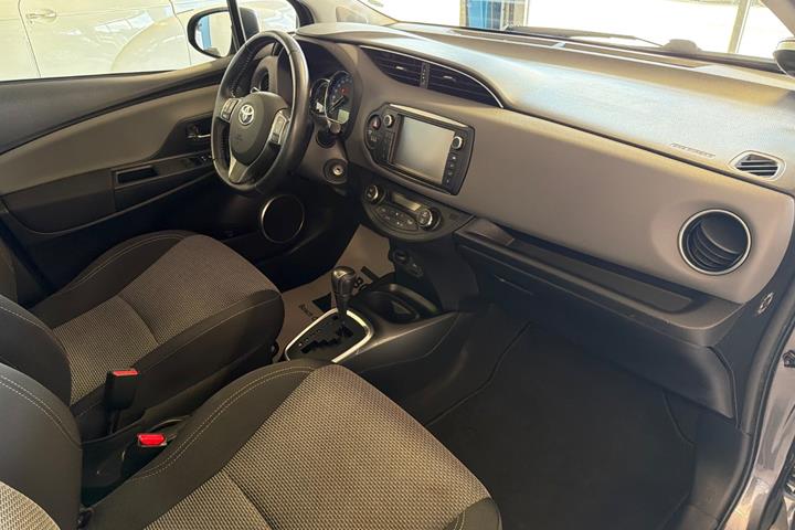 Grå Toyota Yaris fra 2015