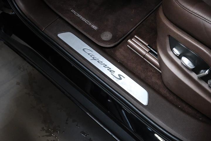 Sort Porsche Cayenne S fra 2019