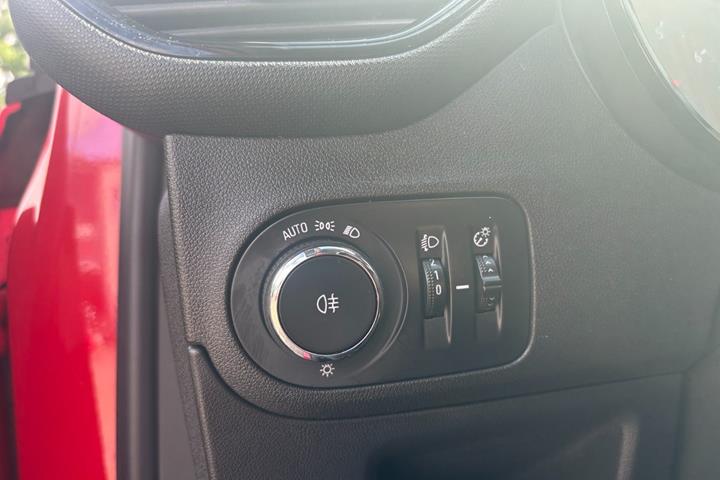 Rød Opel Crossland X fra 2018
