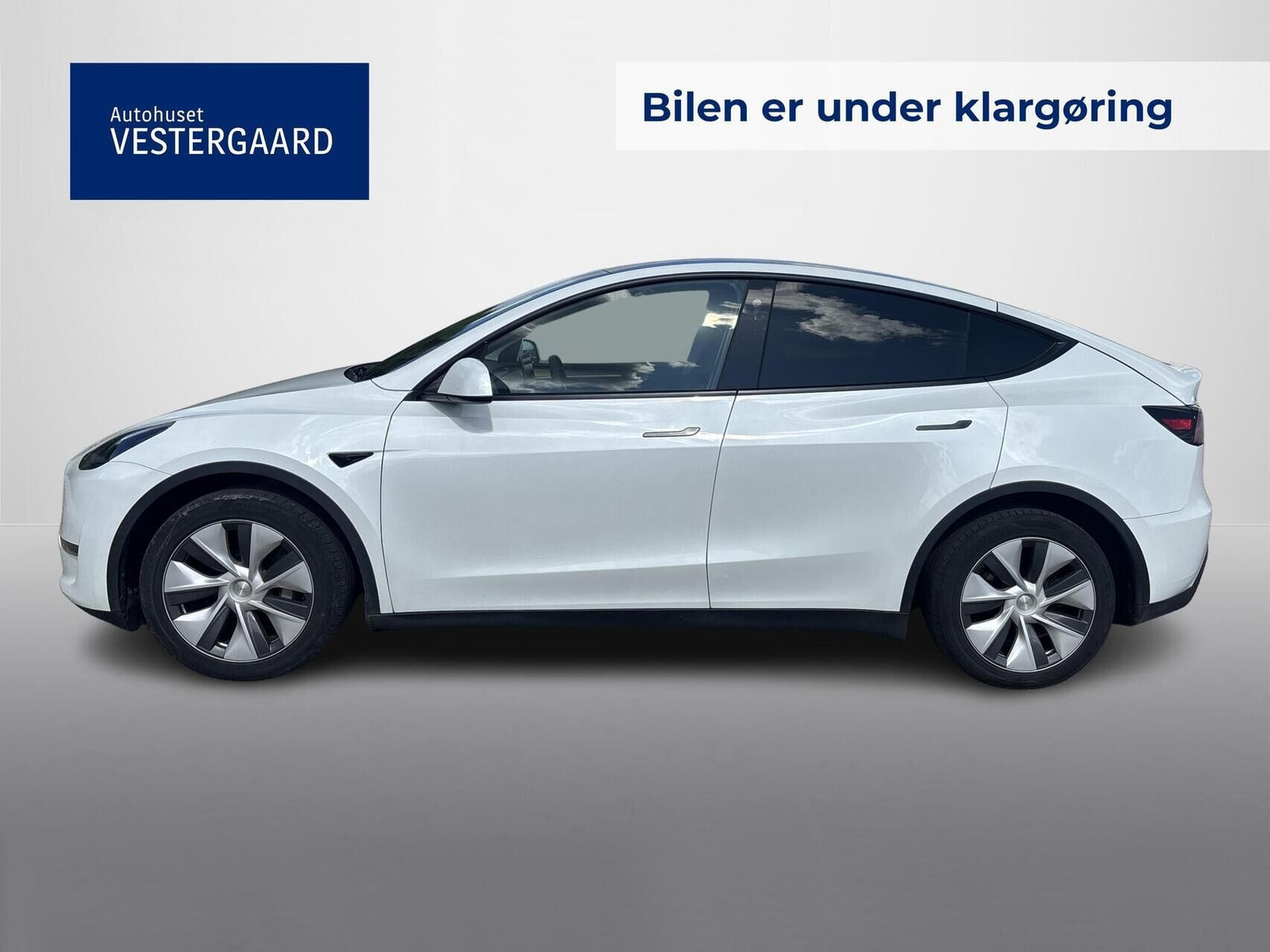 Hvid Tesla Model Y fra 2023