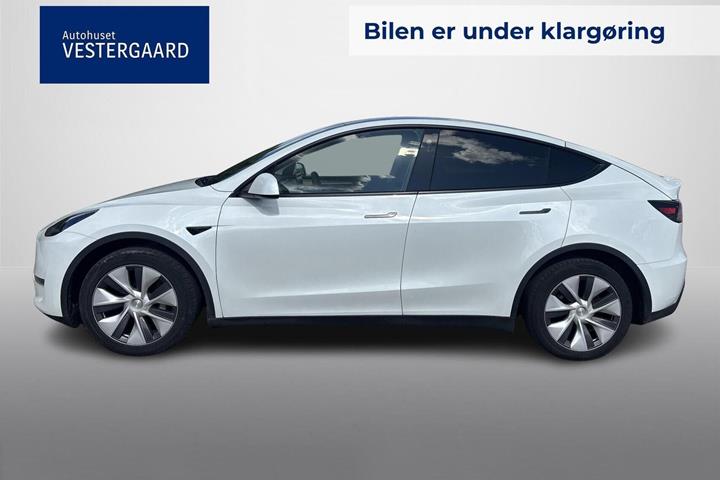 Hvid Tesla Model Y fra 2023