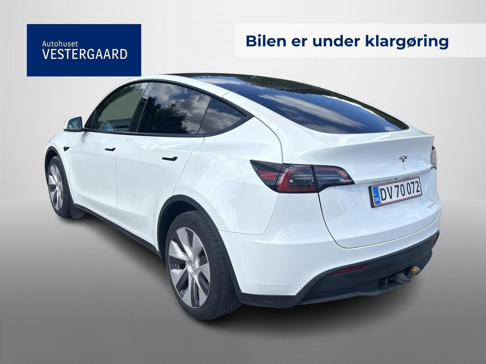 Hvid Tesla Model Y fra 2023