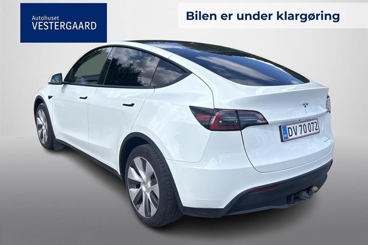 Hvid Tesla Model Y fra 2023