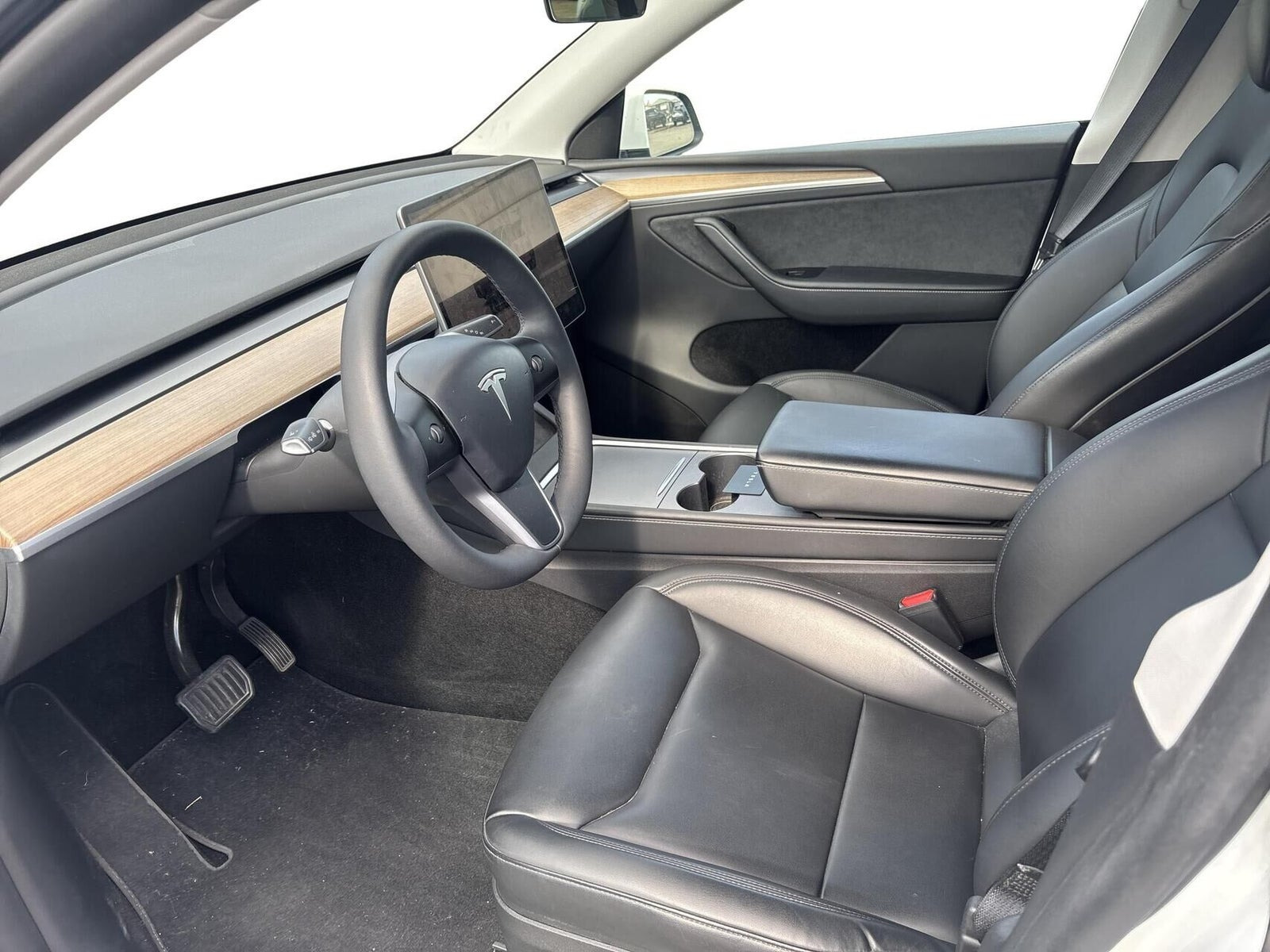 Hvid Tesla Model Y fra 2023