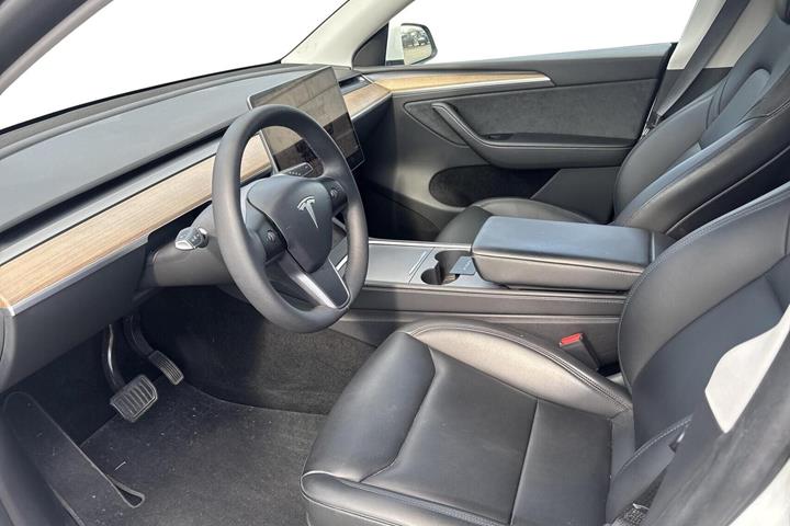 Hvid Tesla Model Y fra 2023