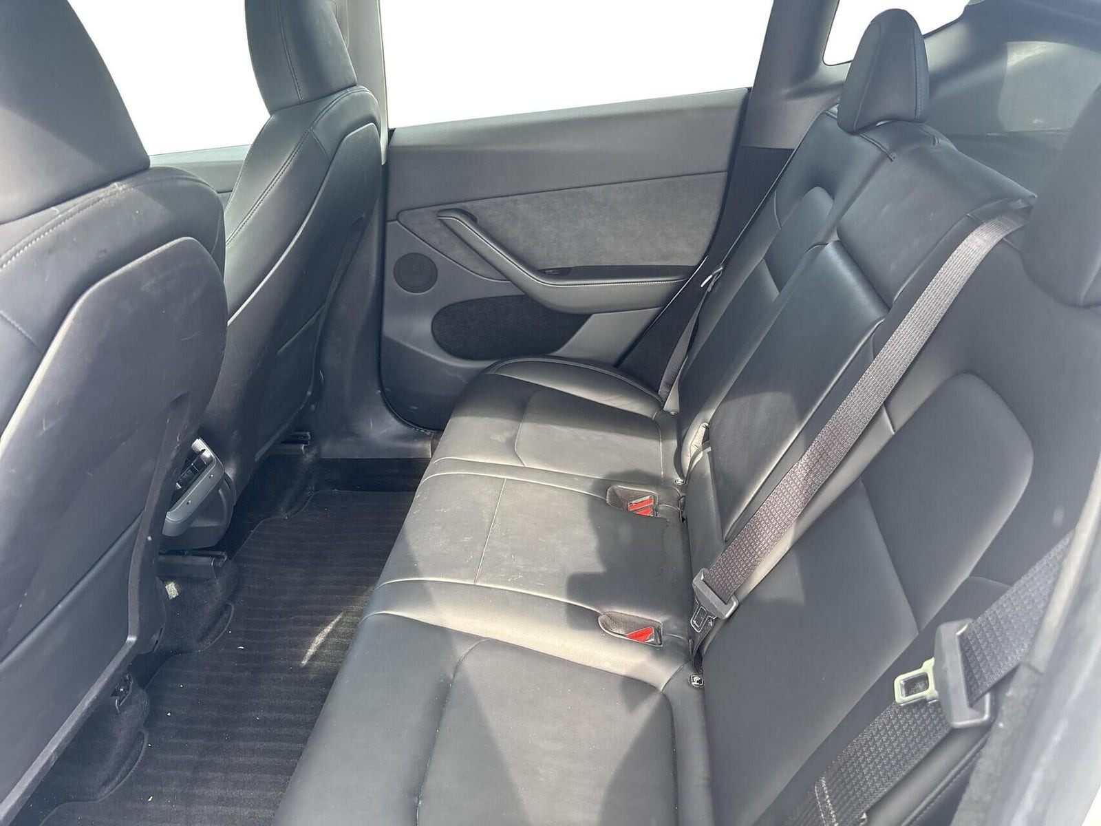 Hvid Tesla Model Y fra 2023