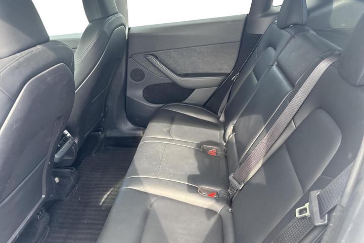 Hvid Tesla Model Y fra 2023