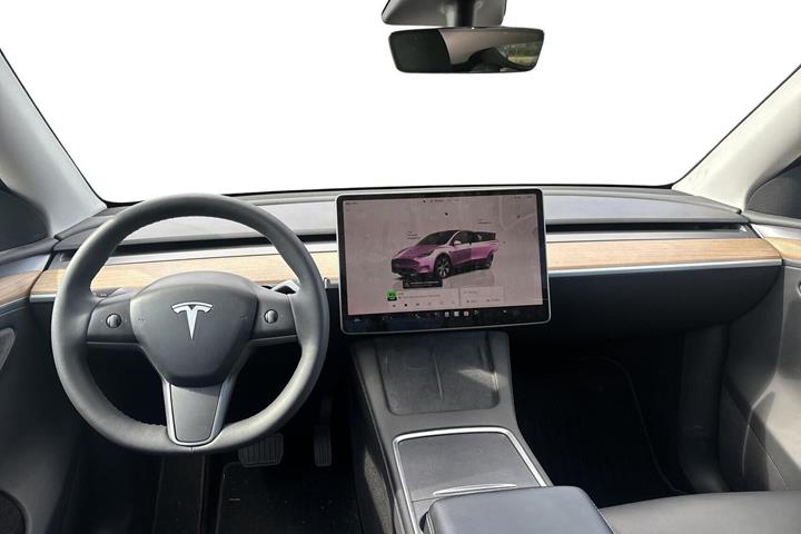 Hvid Tesla Model Y fra 2023