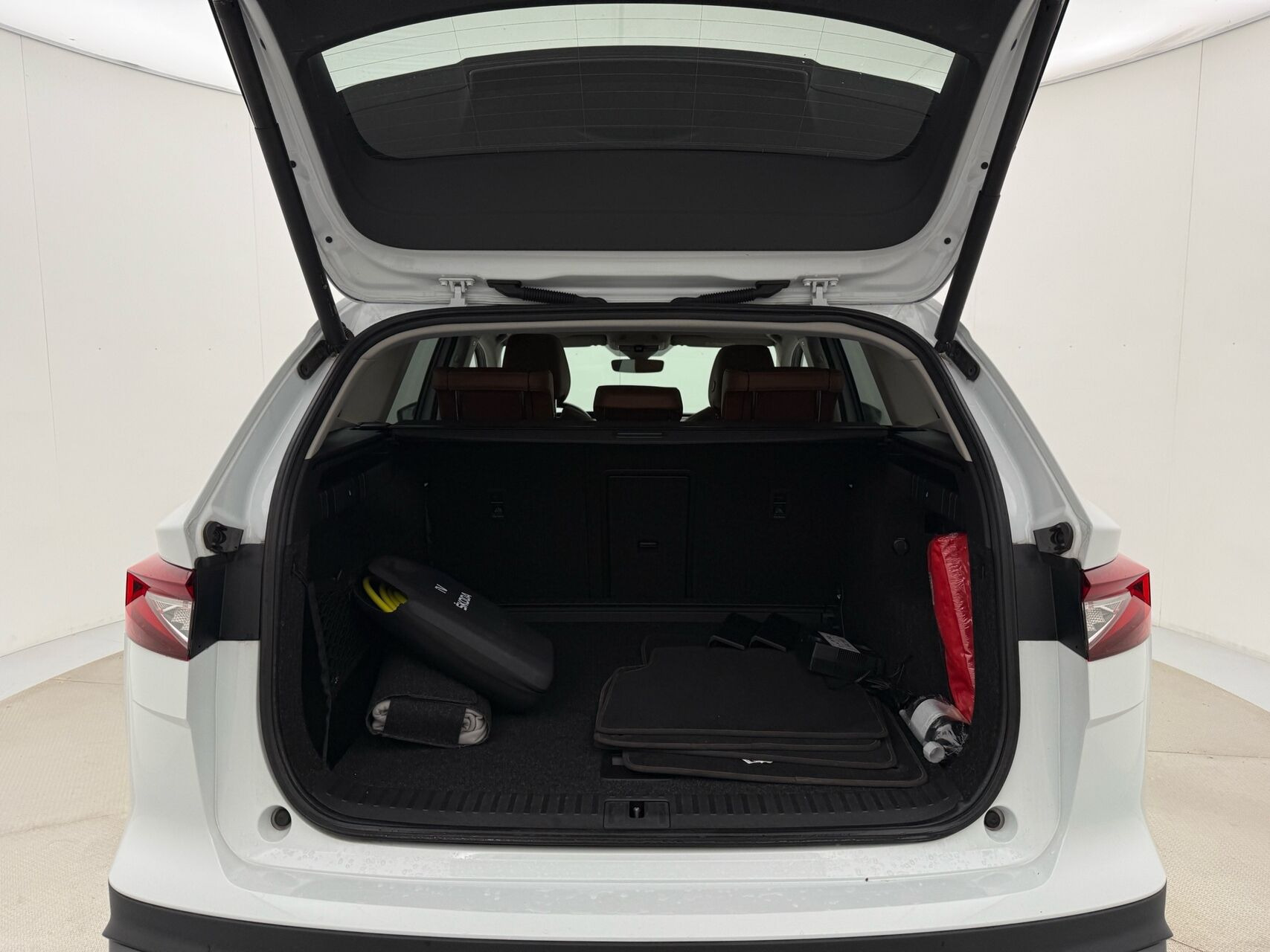 Hvid Skoda Enyaq fra 2022