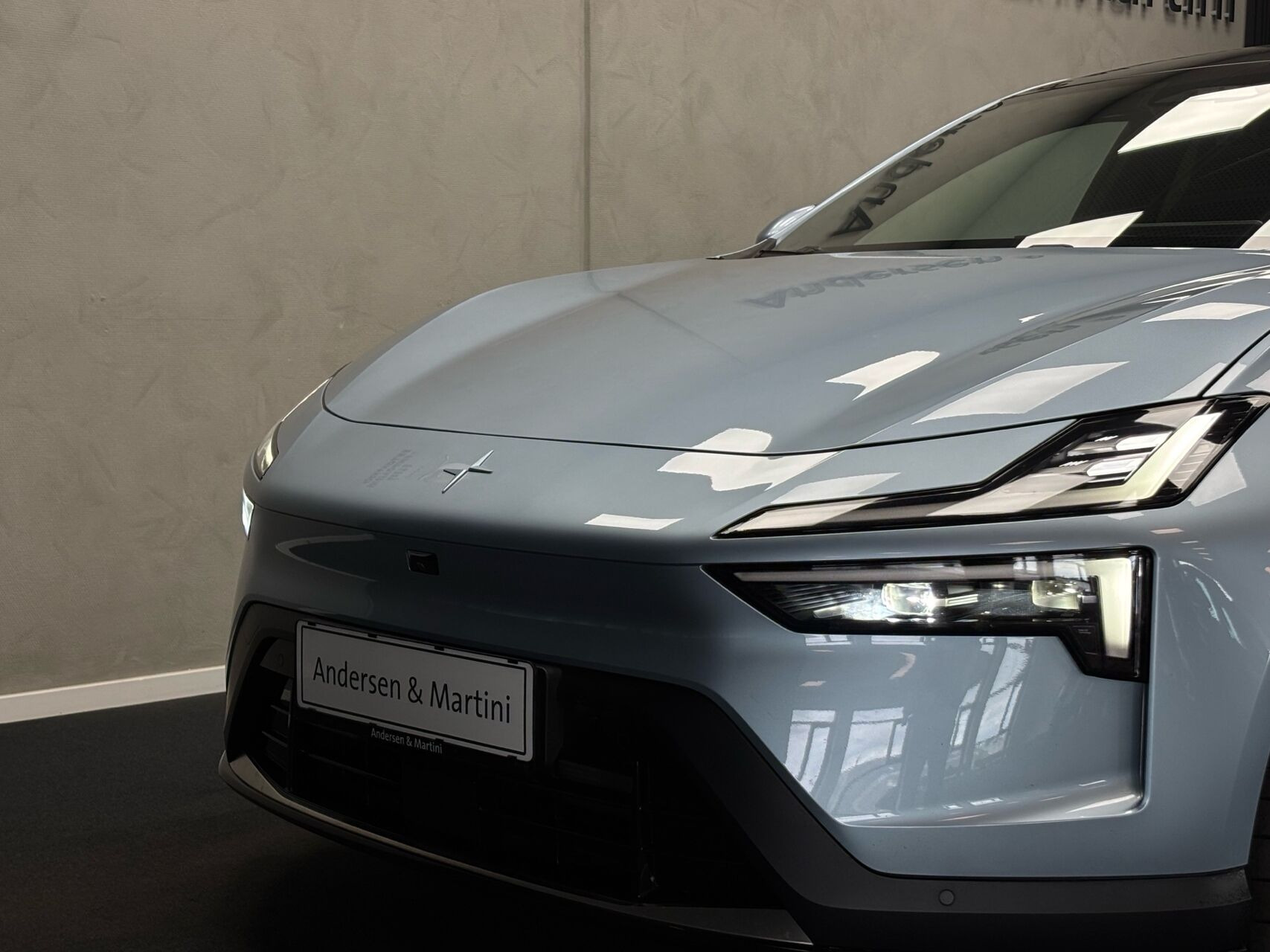 Blå Polestar 4 fra 2025