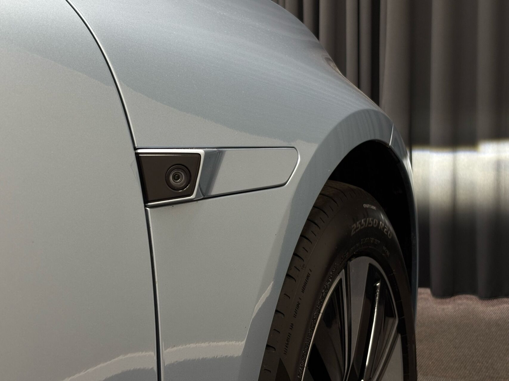Blå Polestar 4 fra 2025