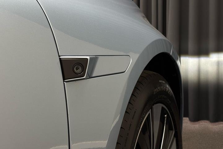 Blå Polestar 4 fra 2025