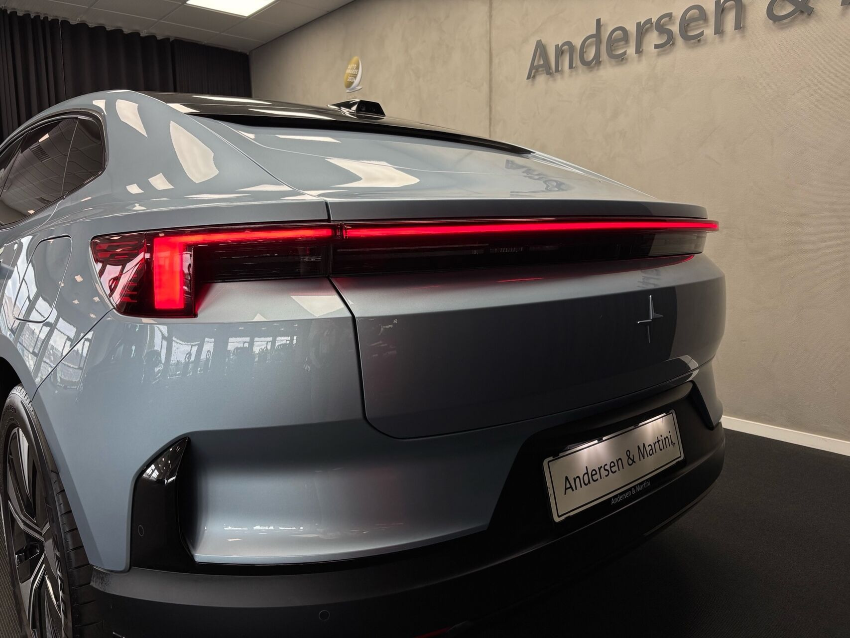 Blå Polestar 4 fra 2025