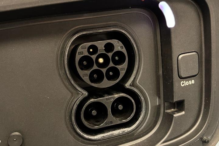 Blå Polestar 4 fra 2025
