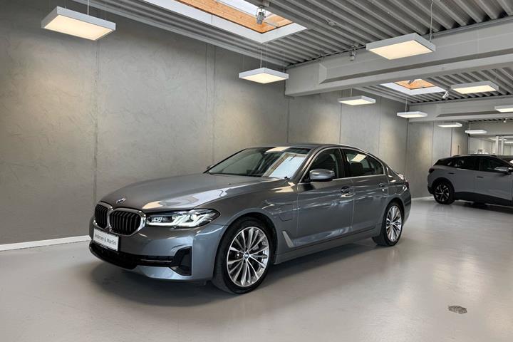 Blå BMW 545e fra 2021