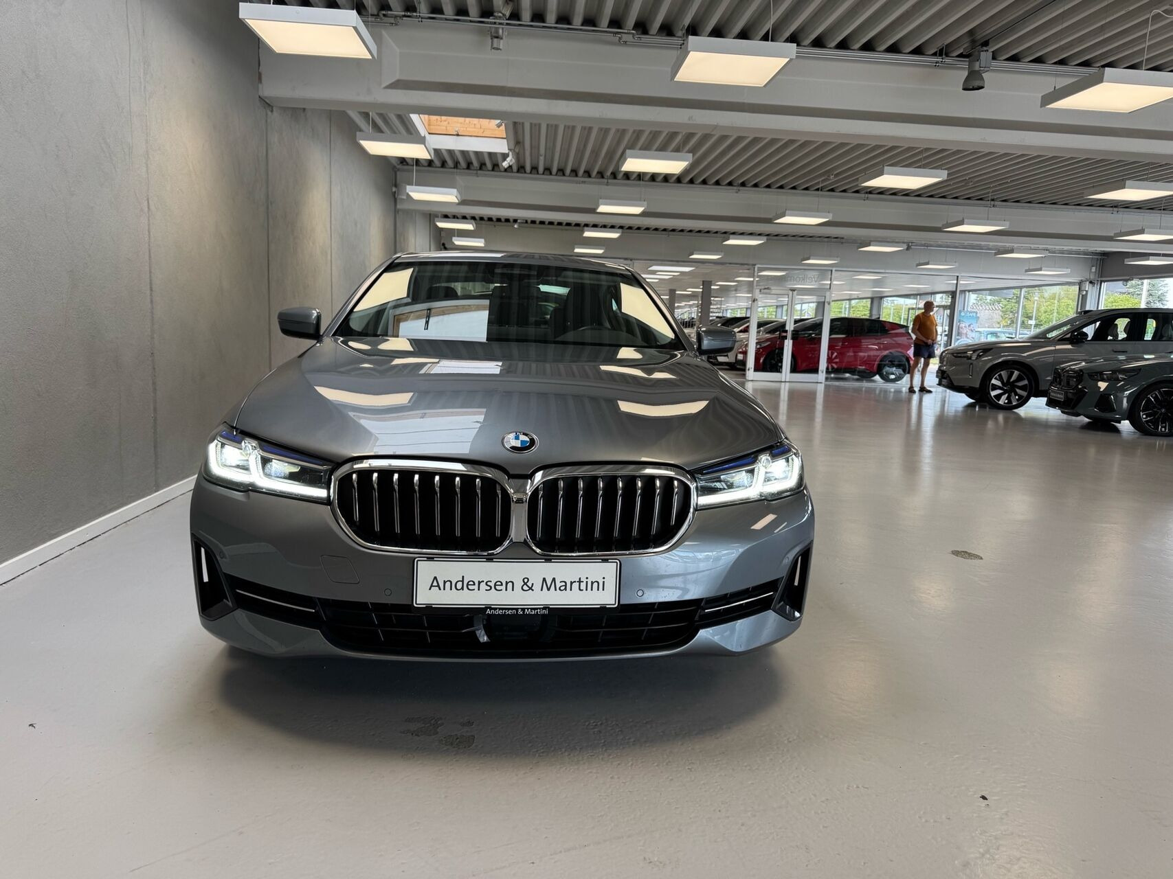 Blå BMW 545e fra 2021