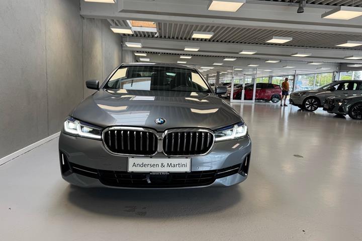 Blå BMW 545e fra 2021