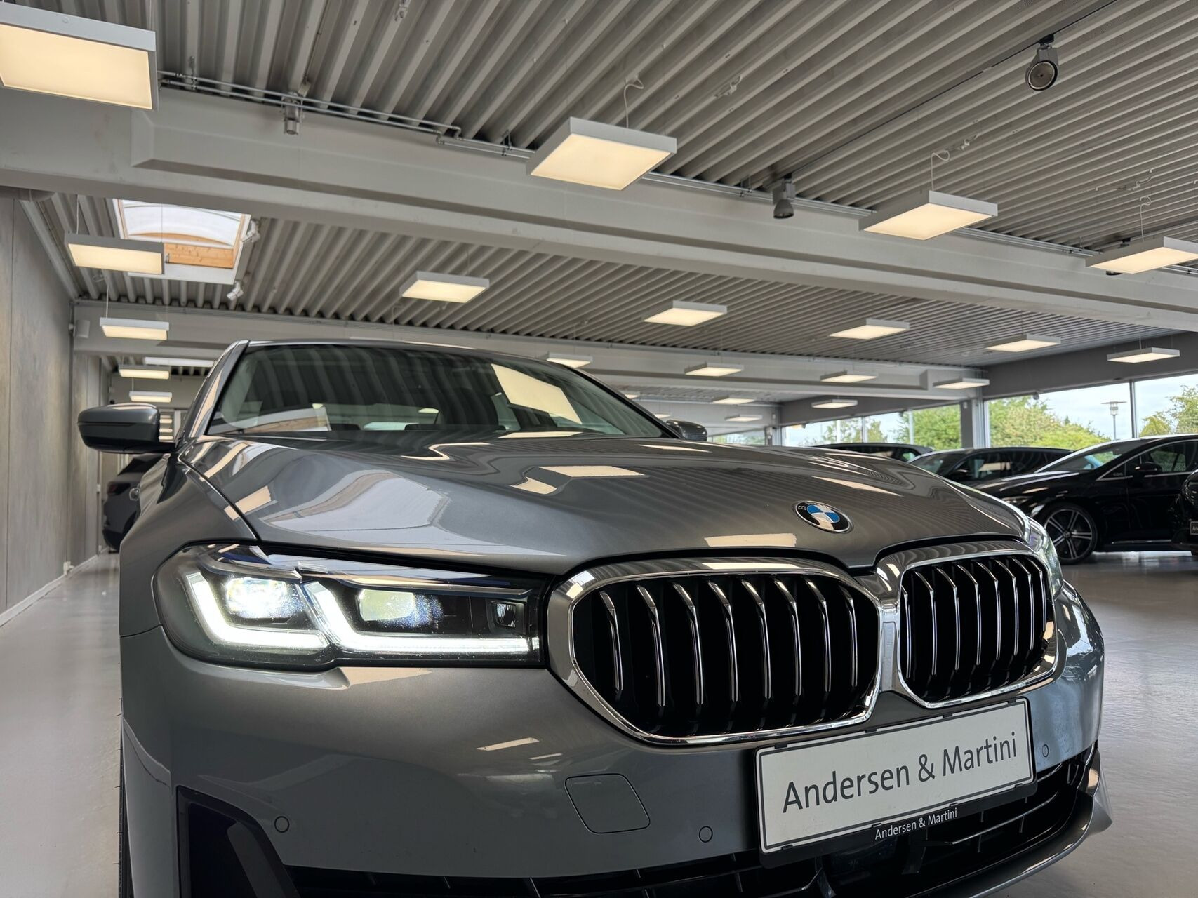 Blå BMW 545e fra 2021