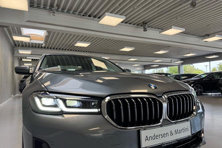 Blå BMW 545e fra 2021