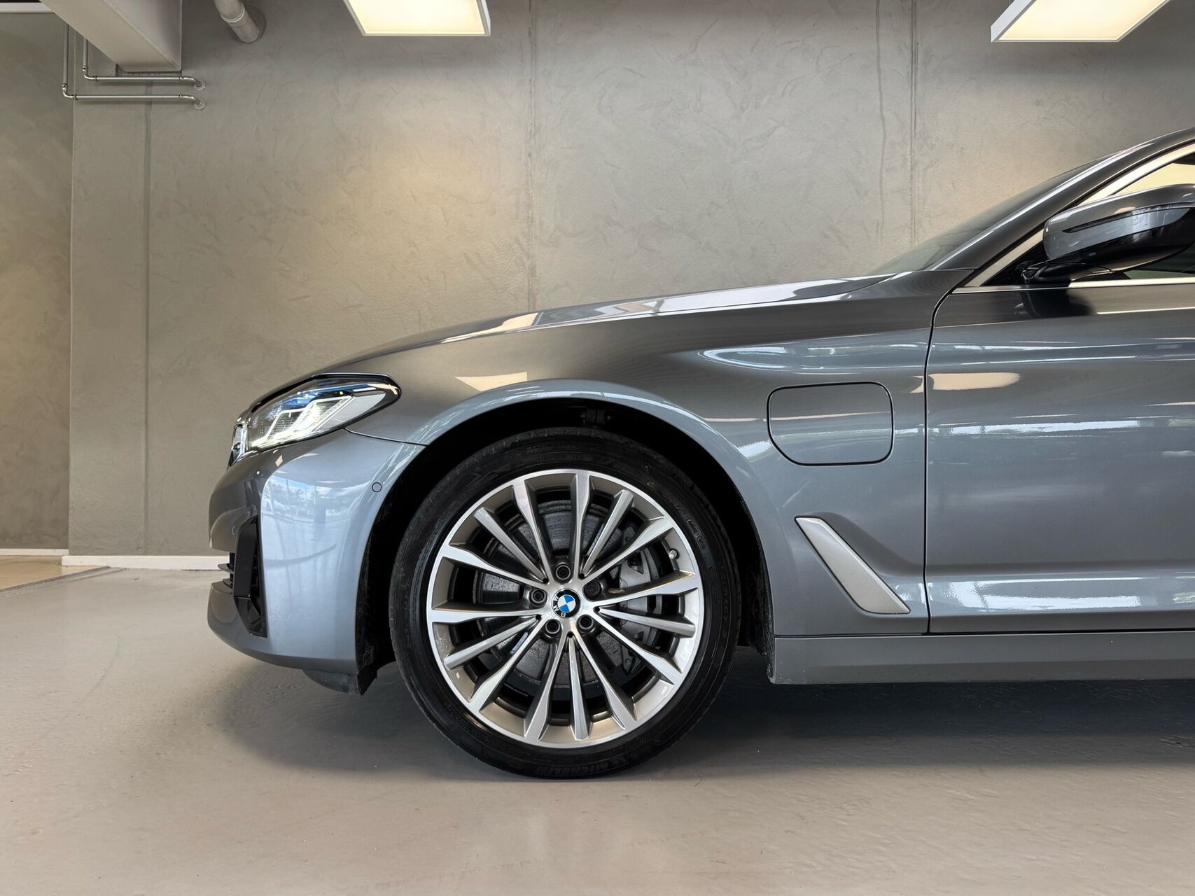 Blå BMW 545e fra 2021