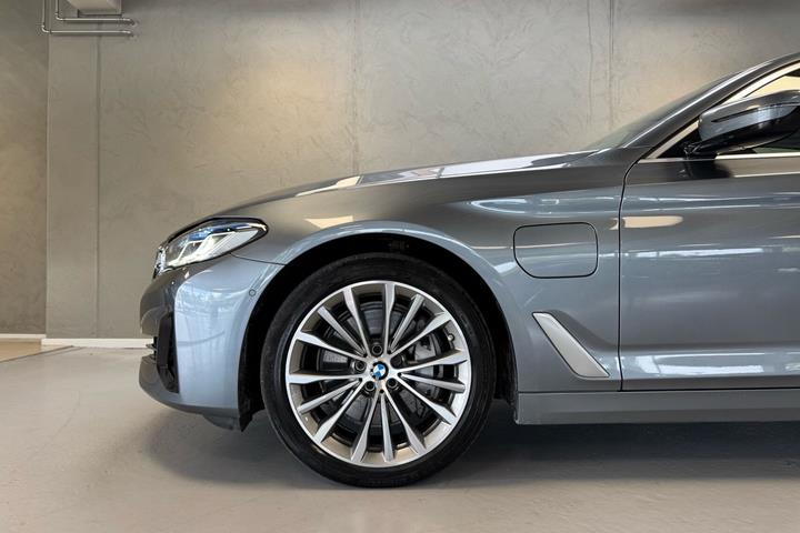 Blå BMW 545e fra 2021