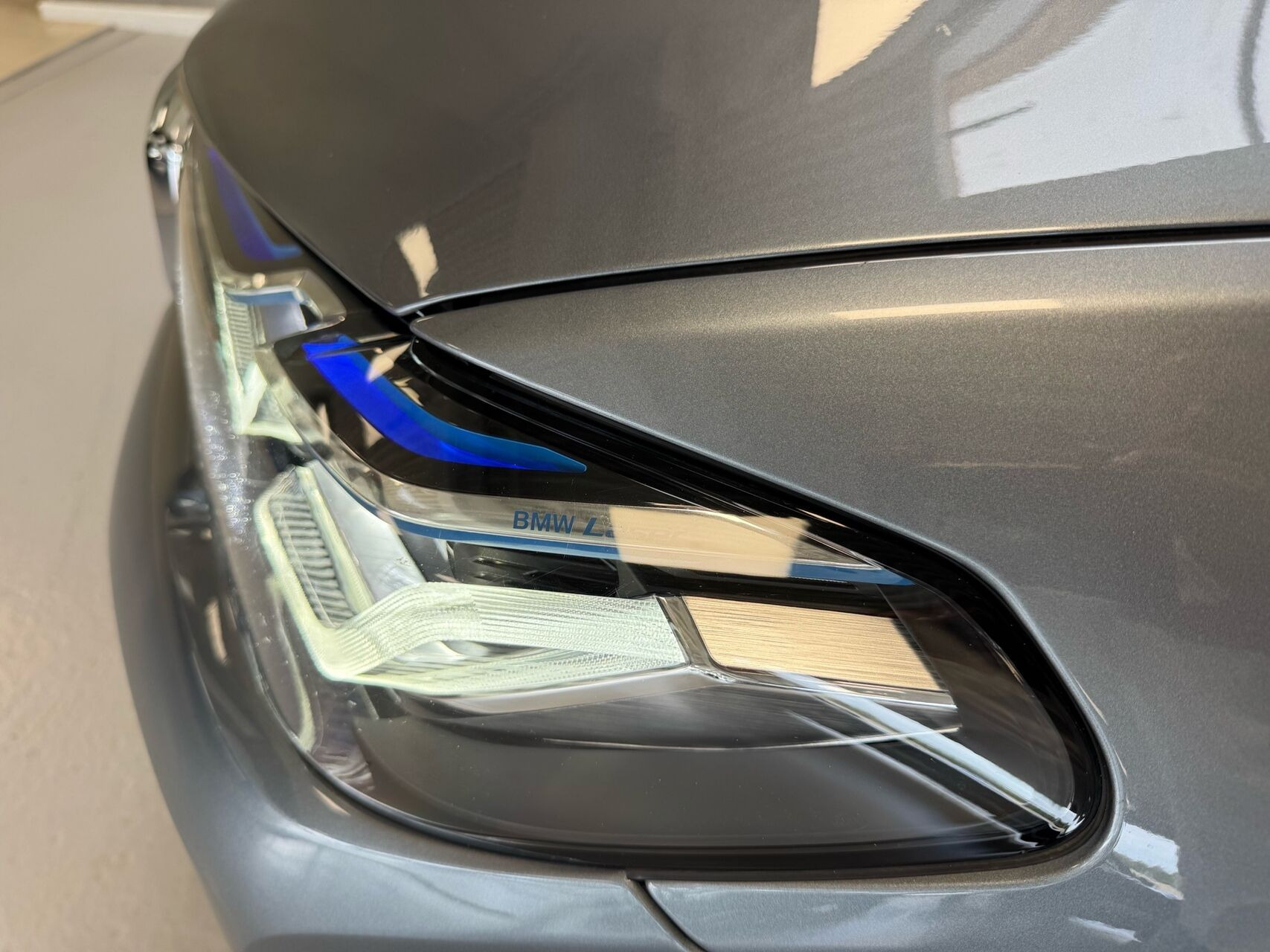 Blå BMW 545e fra 2021