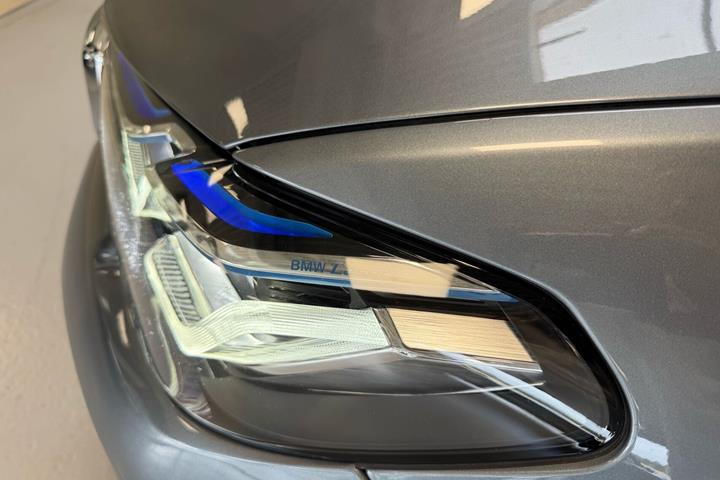 Blå BMW 545e fra 2021