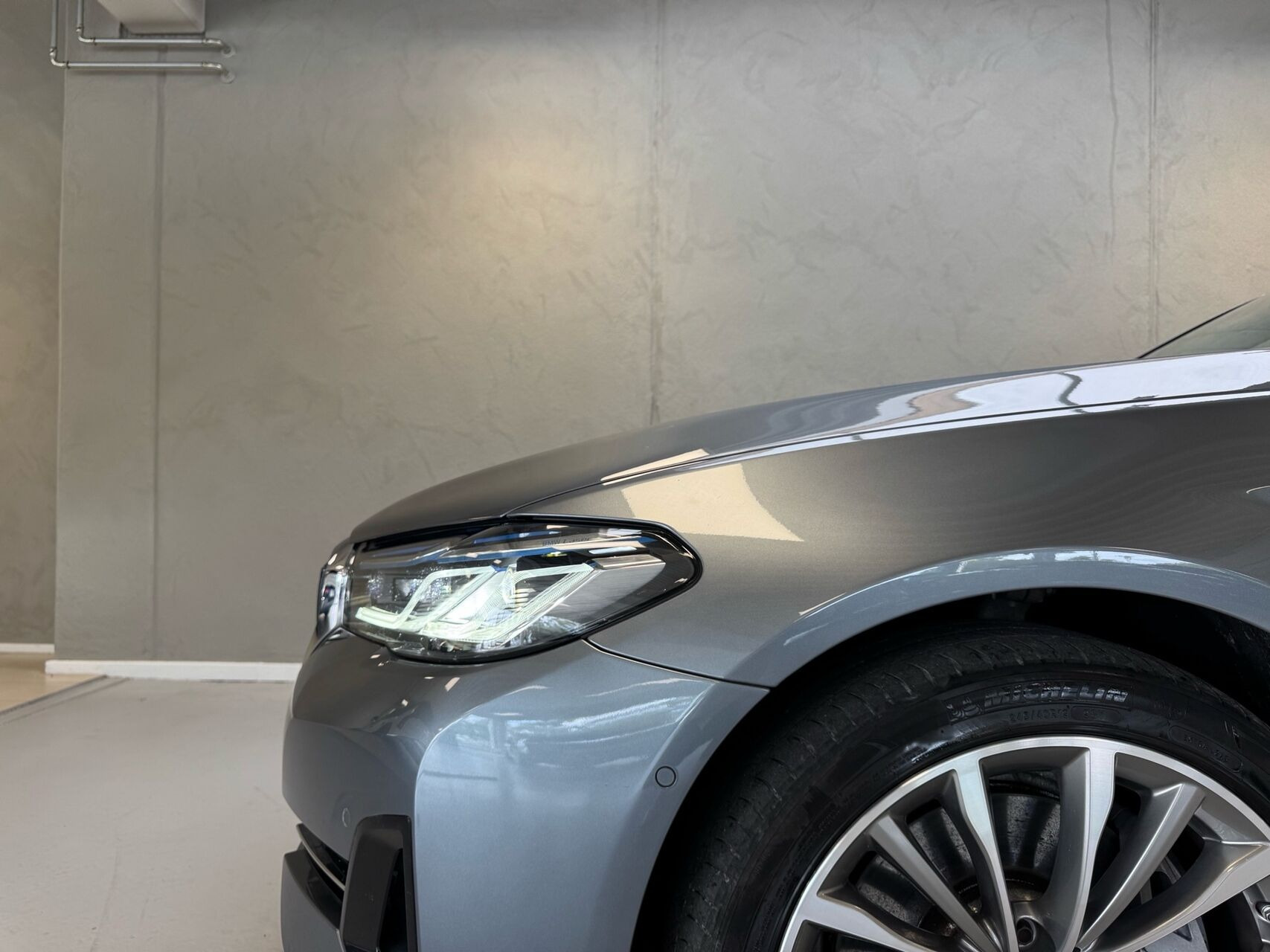 Blå BMW 545e fra 2021