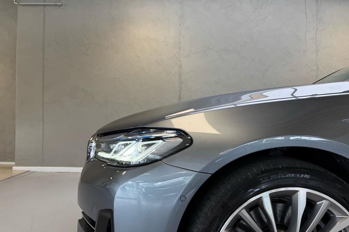 Blå BMW 545e fra 2021