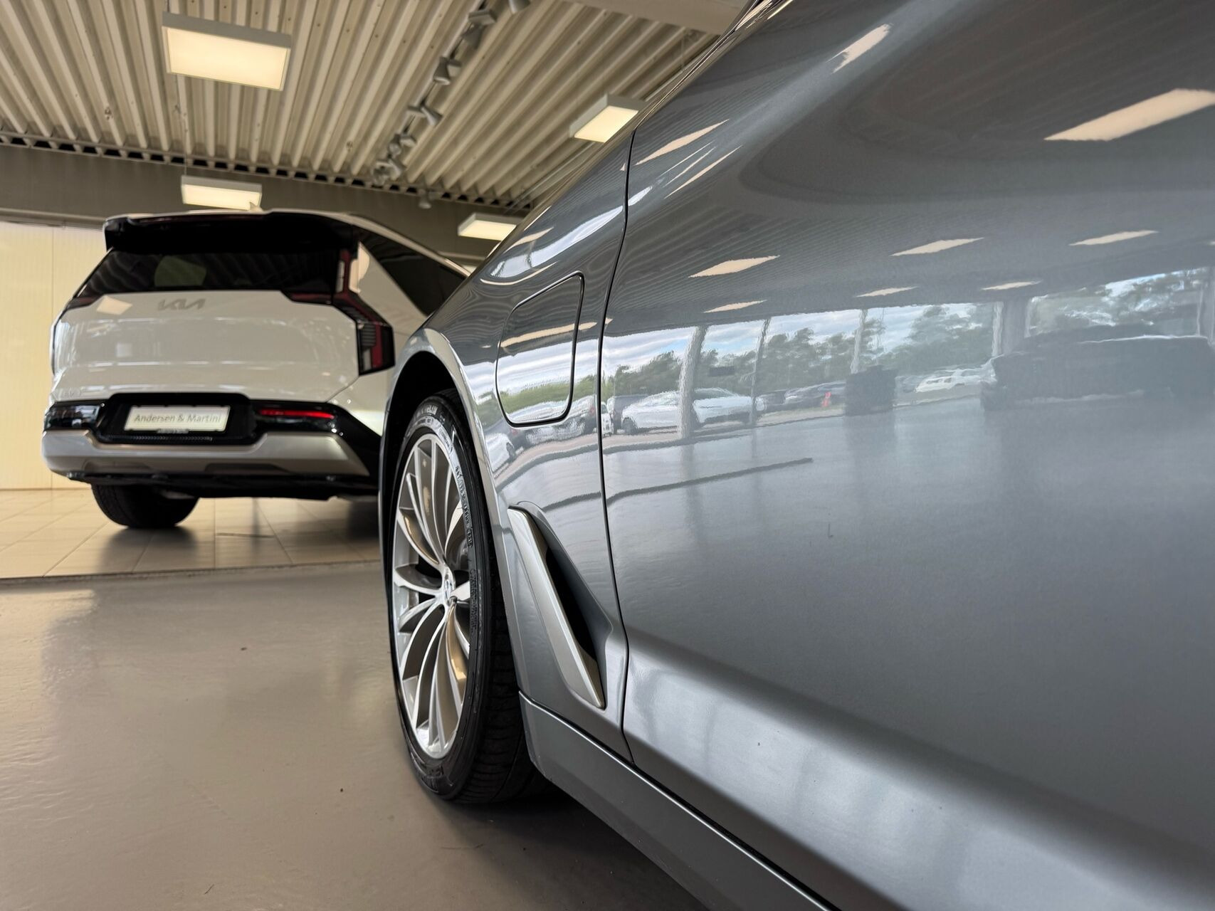 Blå BMW 545e fra 2021