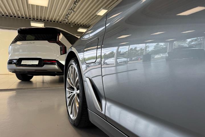 Blå BMW 545e fra 2021