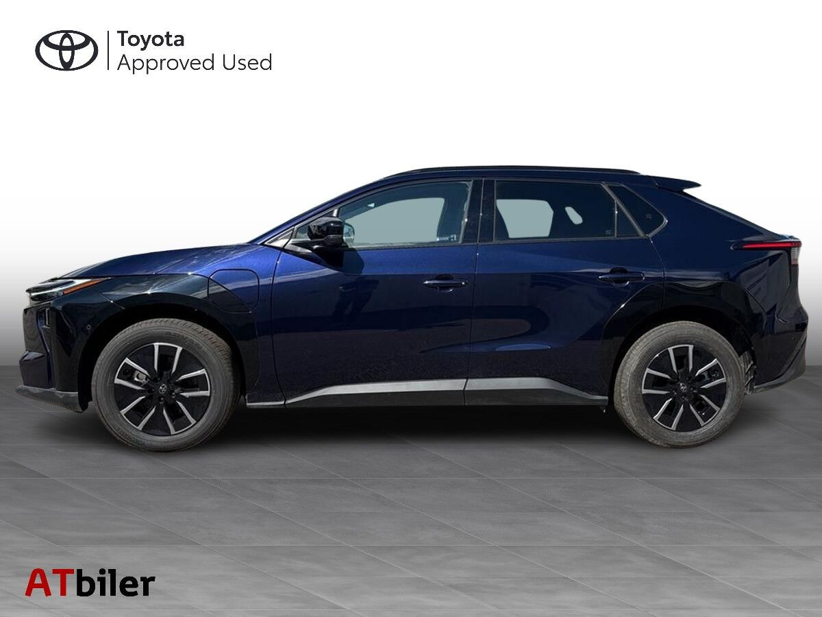 Blå Toyota BZ4X fra 2025