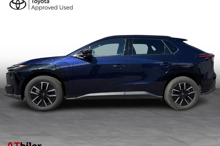 Blå Toyota BZ4X fra 2025
