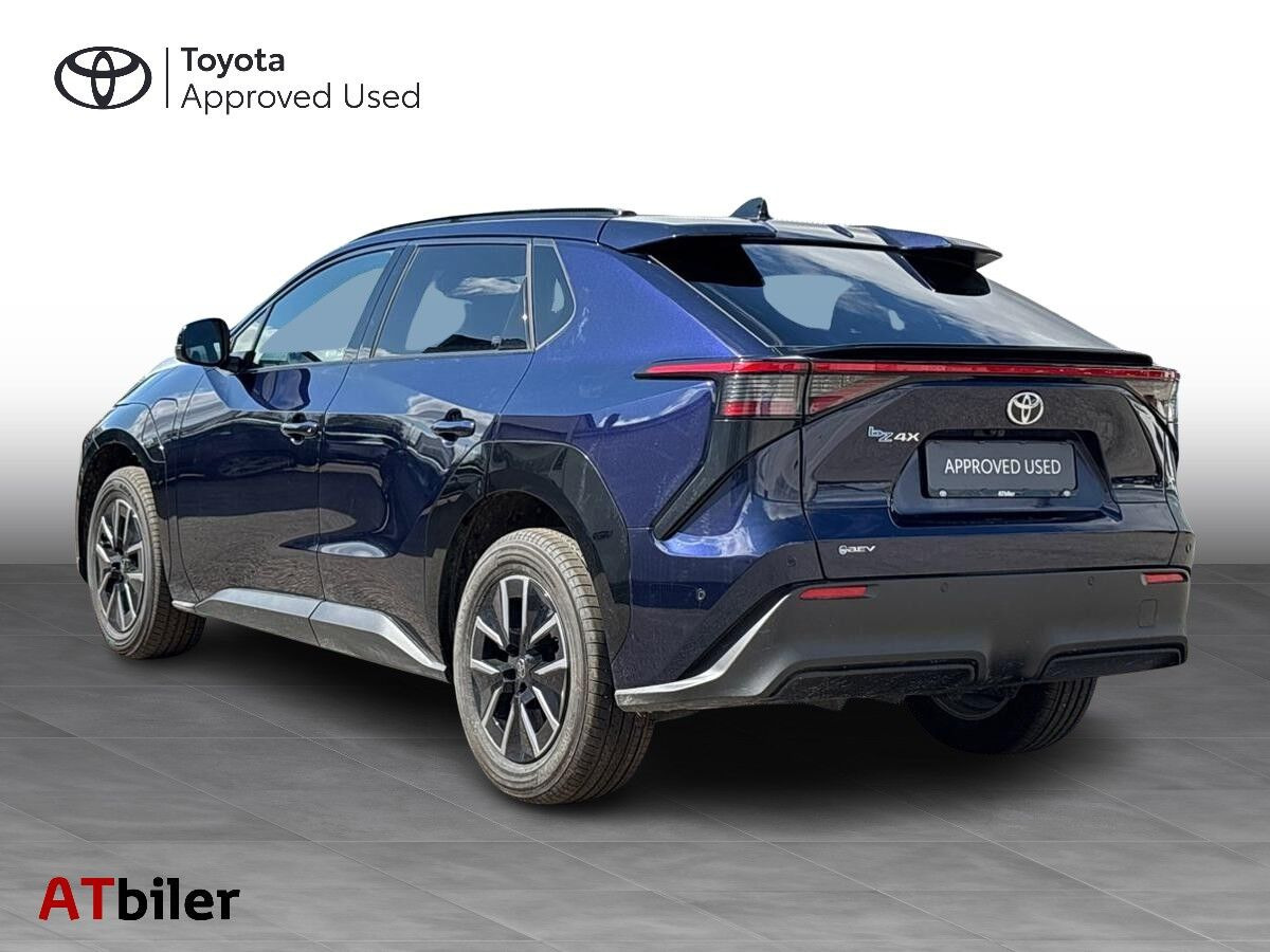 Blå Toyota BZ4X fra 2025