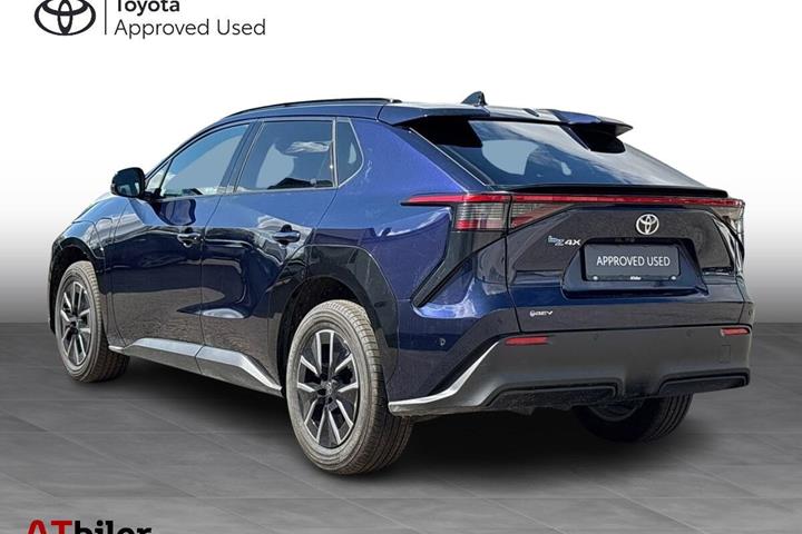Blå Toyota BZ4X fra 2025