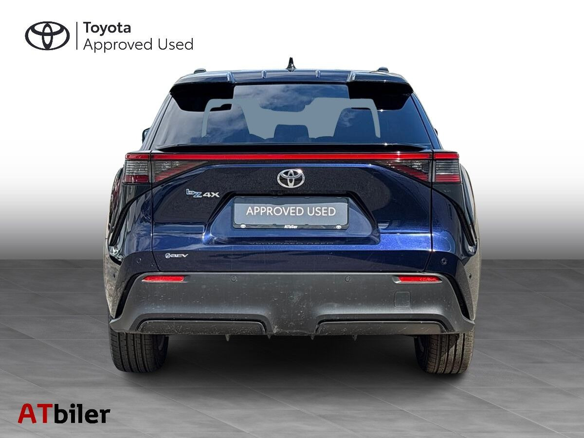 Blå Toyota BZ4X fra 2025