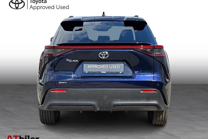 Blå Toyota BZ4X fra 2025