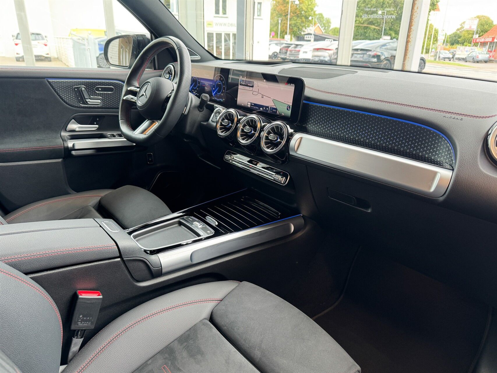 Sort Mercedes EQB 250+ fra 2024
