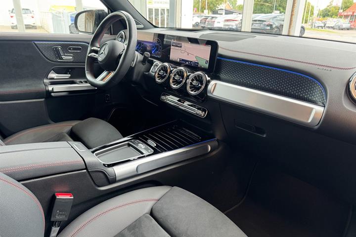 Sort Mercedes EQB 250+ fra 2024