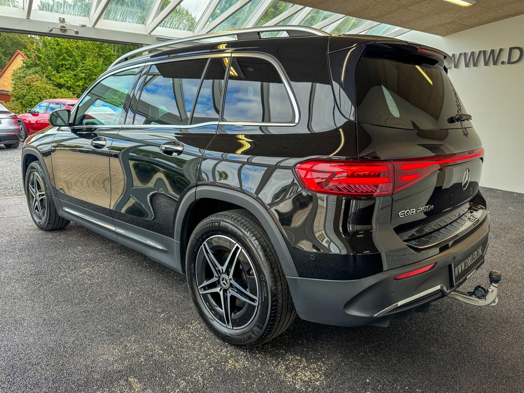 Sort Mercedes EQB 250+ fra 2024