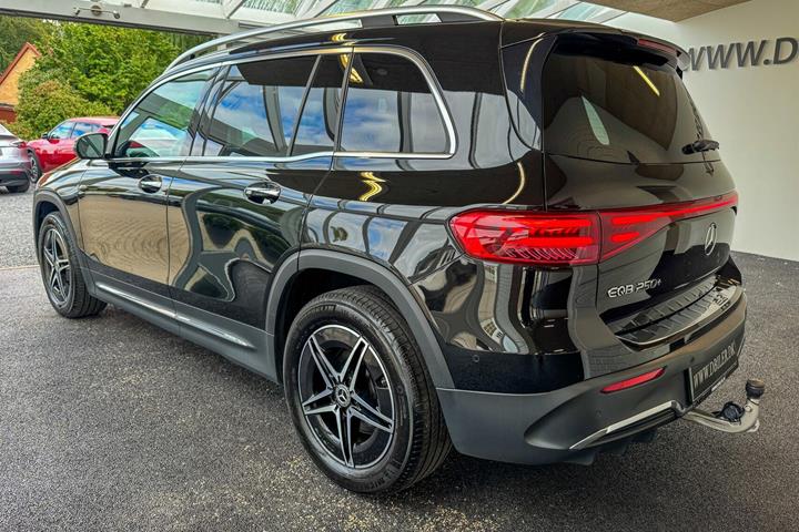 Sort Mercedes EQB 250+ fra 2024