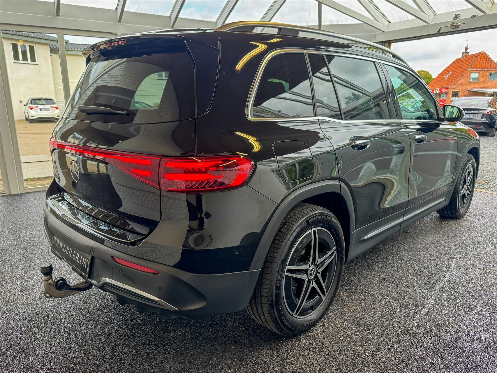 Sort Mercedes EQB 250+ fra 2024
