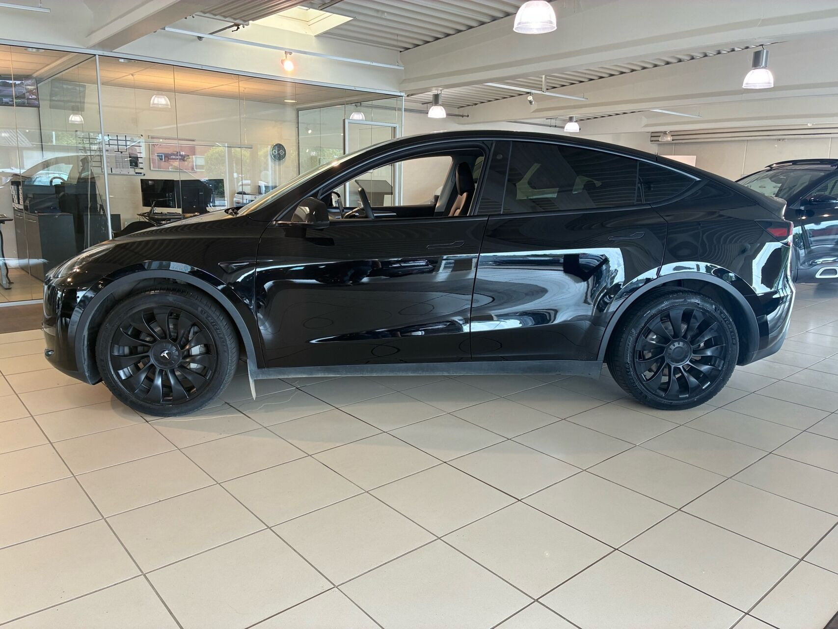 Sort Tesla Model Y fra 2023