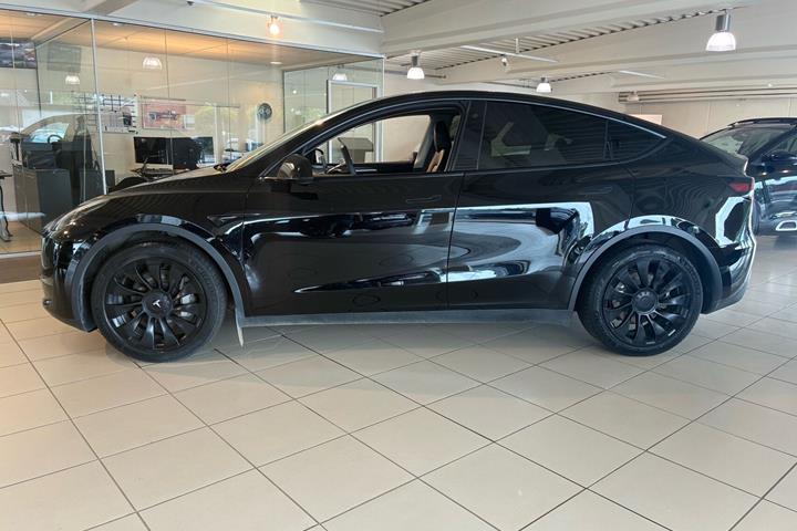 Sort Tesla Model Y fra 2023