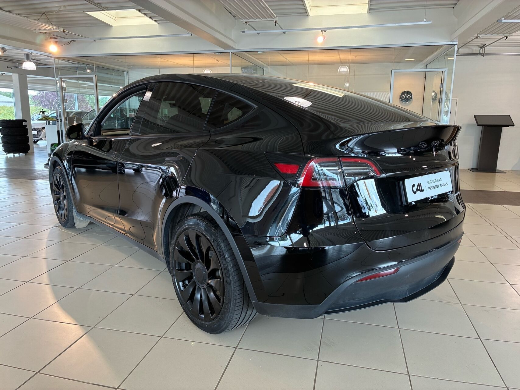 Sort Tesla Model Y fra 2023