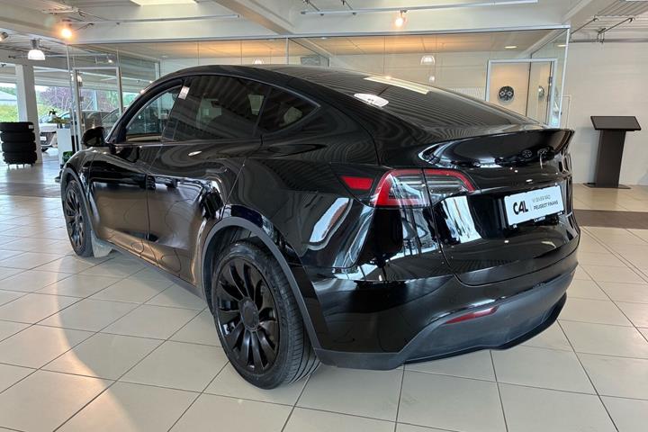 Sort Tesla Model Y fra 2023