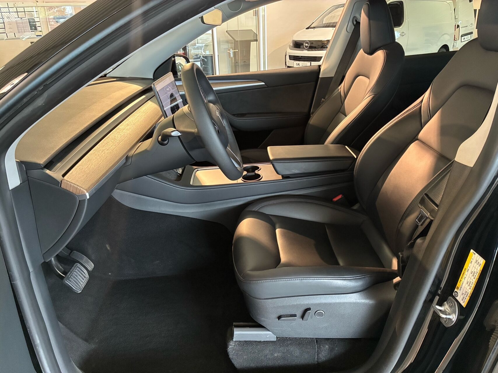 Sort Tesla Model Y fra 2023